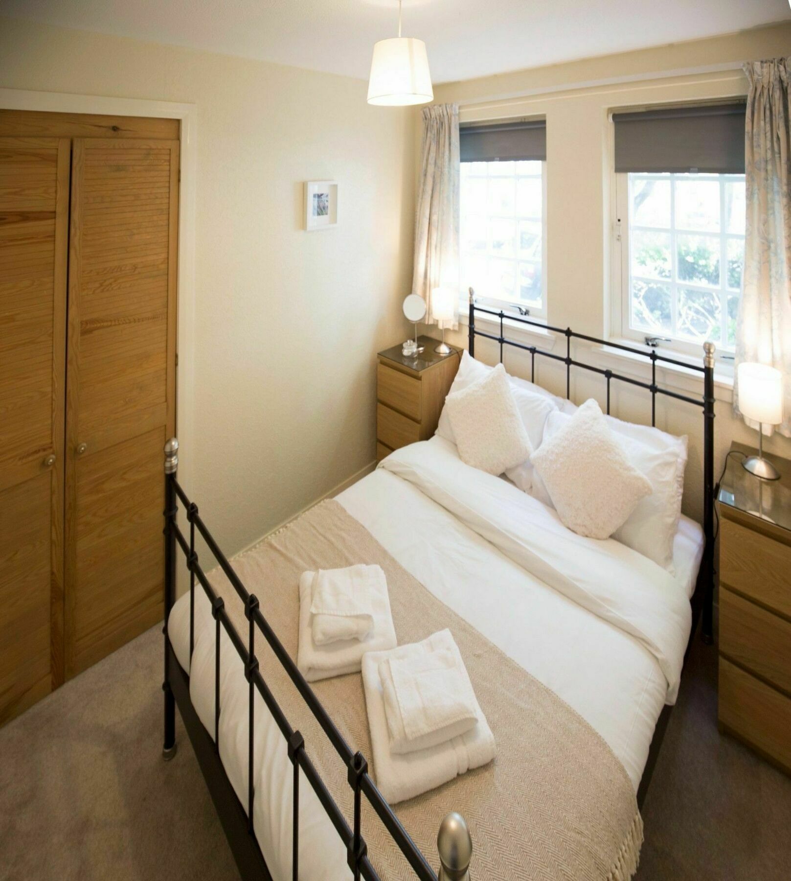 2 Bedroom Meadows Flat Sleeps 4 Apartment Edinburgh